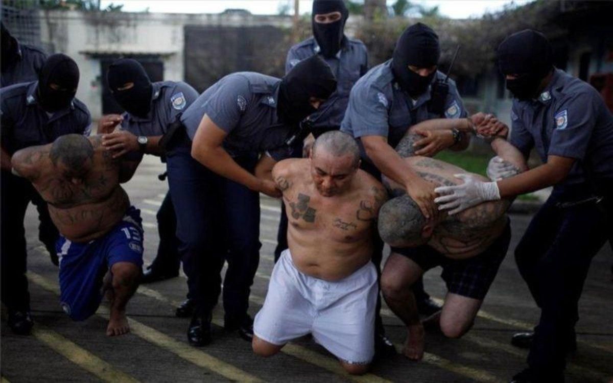 Pandilleros detenidos por la Policía en El Salvador. Pandilleros detenidos por la Policía en El Salvador.