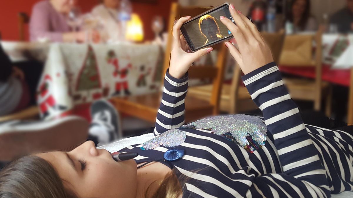 Una chica en su mundo, con su pantalla. Una chica en su mundo, con su pantalla.