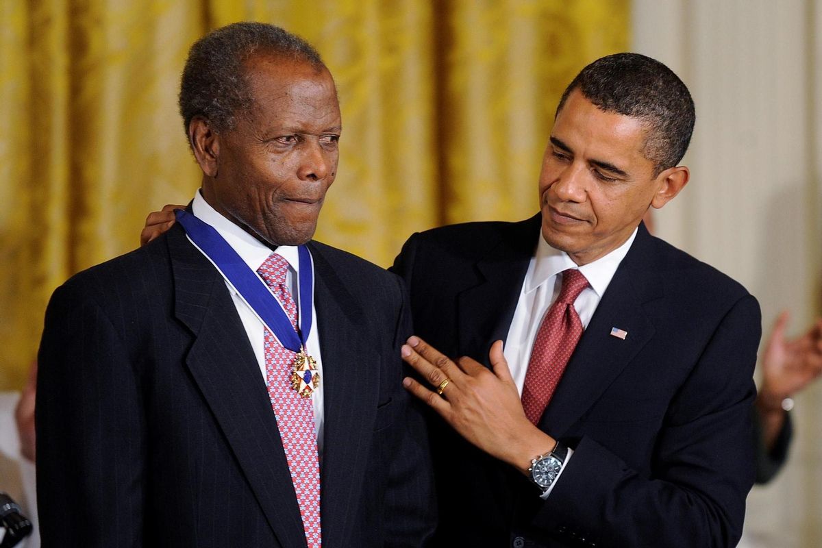 El expresidente estadounidense Barack Obama (d) premia al actor estadounidense Sidney Poitier (i) con la Medalla Presidencial de la Libertad en 2009, en una fotografía de archivo. EFE/Shawn Thew El expresidente estadounidense Barack Obama (d) premia al actor estadounidense Sidney Poitier (i) con la Medalla Presidencial de la Libertad en 2009, en una fotografía de archivo. EFE/Shawn Thew