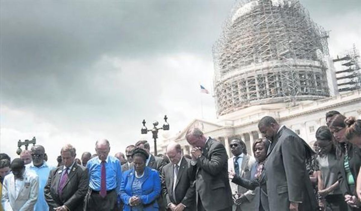 Minuto de silencio frente al Capitolio de Washington en recuerdo de las víctimas del tiroteo. Minuto de silencio frente al Capitolio de Washington en recuerdo de las víctimas del tiroteo.