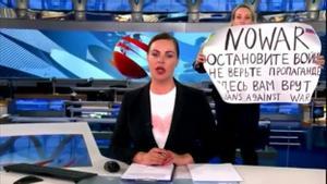 Una periodista rusa irrumpe en un informativo con un cartel de ’No a la guerra’.