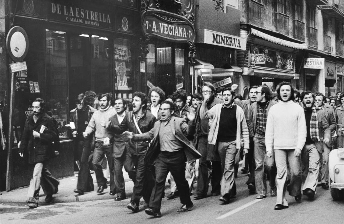 Manifestación obrera en el centro de Barcelona, en los años 70.