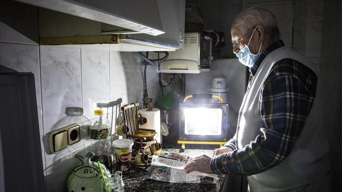 Juan Pérez se ayuda de linternas y un foco a pilas para orientarse en su casa de los cortes de luz que sufre el barrio del Culubret, de Figueres. Juan Pérez se ayuda de linternas y un foco a pilas para orientarse en su casa de los cortes de luz que sufre el barrio del Culubret, de Figueres.