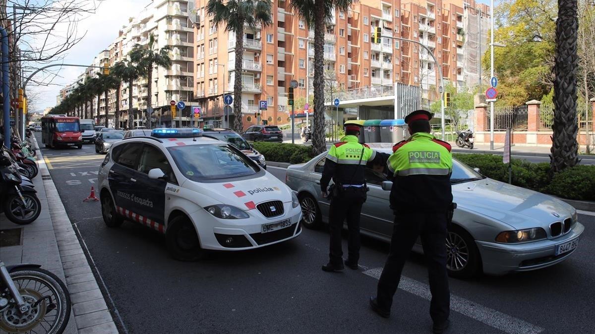 Mossos d’Esquadra realizan un control en Barcelona.