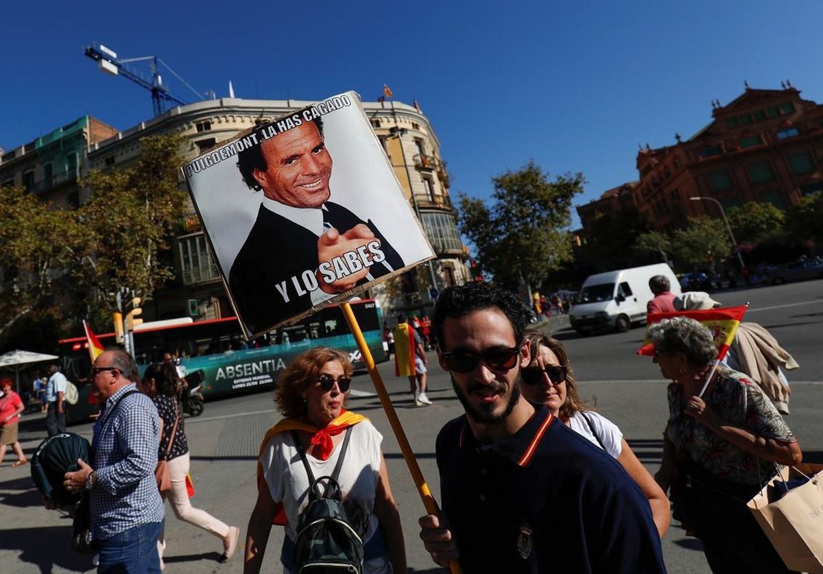Un manifestante, con una pancarta de un meme con la foto de Julio Iglesias. Un manifestante, con una pancarta de un meme con la foto de Julio Iglesias.