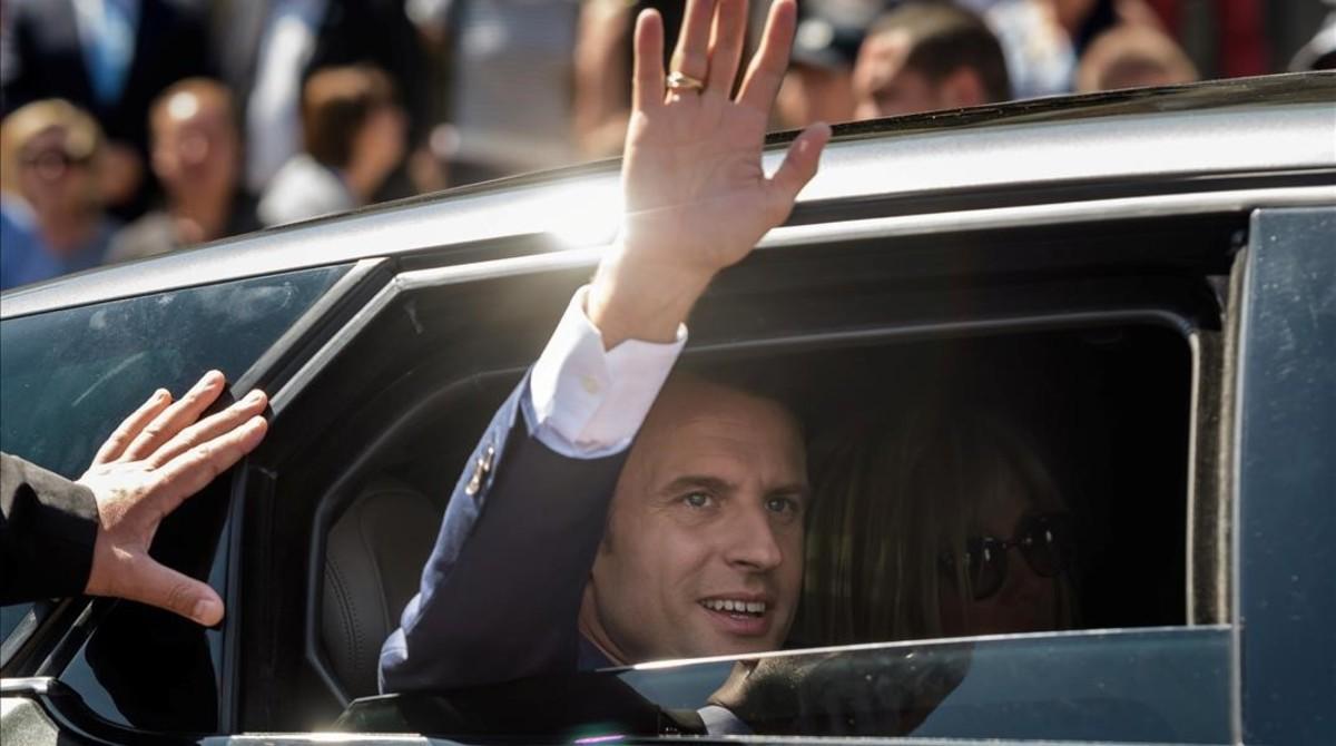 Macron saluda tras salir de votar en Le Touquet, el 11 de junio.