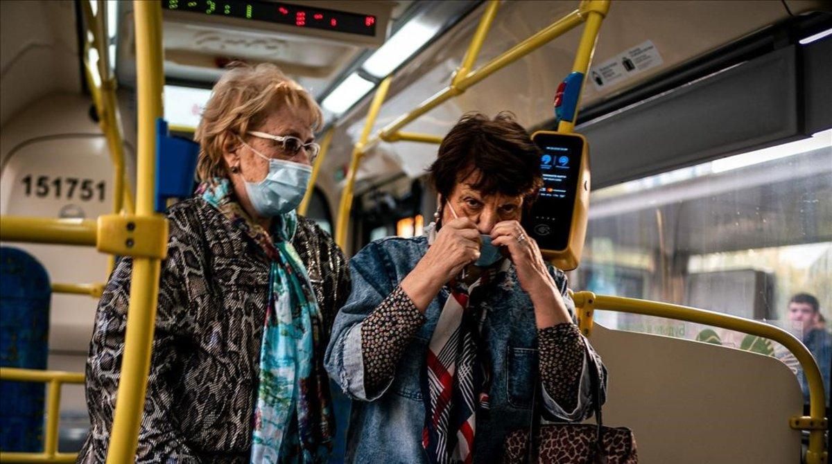 Dos mujeres con mascarilla en el transporte público de Moscú. Dos mujeres con mascarilla en el transporte público de Moscú.