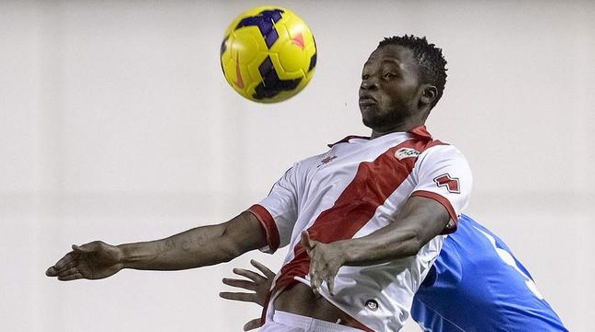 Lass Bangoura, delantero guineano del Rayo, durante un partido en Vallecas. Lass Bangoura, delantero guineano del Rayo, durante un partido en Vallecas.
