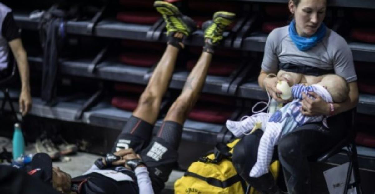 Una atleta da el pecho a su bebé haciendo parones durante una carrera