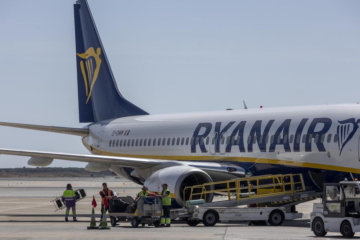 Un avión de Ryanair en el aeropuerto de Barcelona - El Prat.