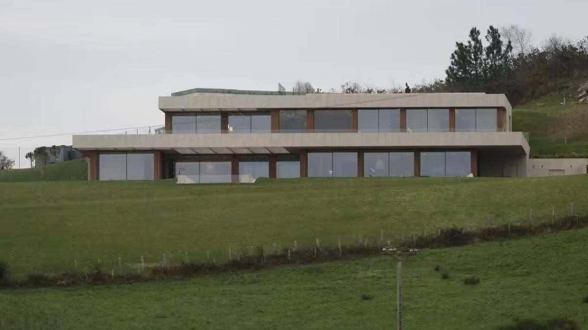 Piden derribar el chalet "ilegal" que Xabi Alonso ha construido en Donostia Piden derribar el chalet "ilegal" que Xabi Alonso ha construido en Donostia