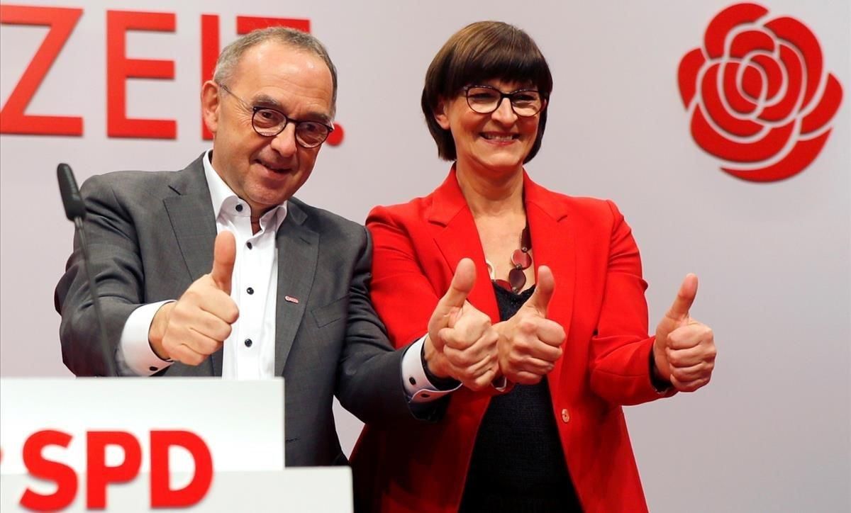 Norbert Walter-Borjans y Saskia Esken, tras ser ratificados al frente del SPD. Norbert Walter-Borjans y Saskia Esken, tras ser ratificados al frente del SPD.
