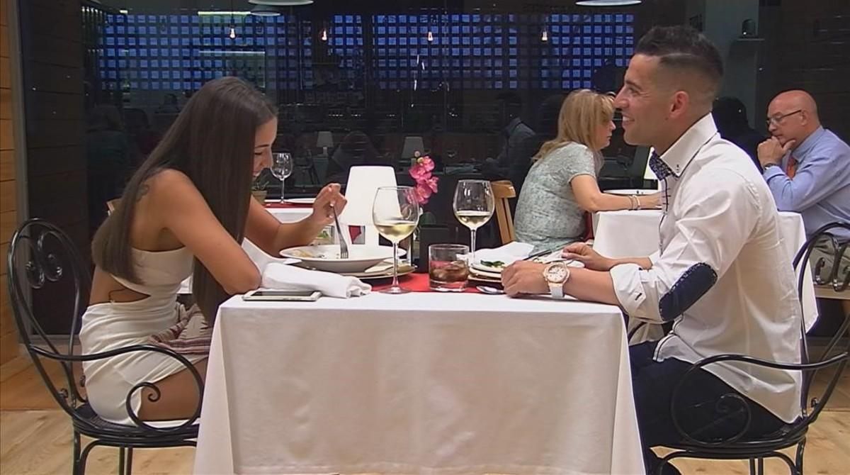 Una de las parejas participantes en ’First dates’. Una de las parejas participantes en ’First dates’.