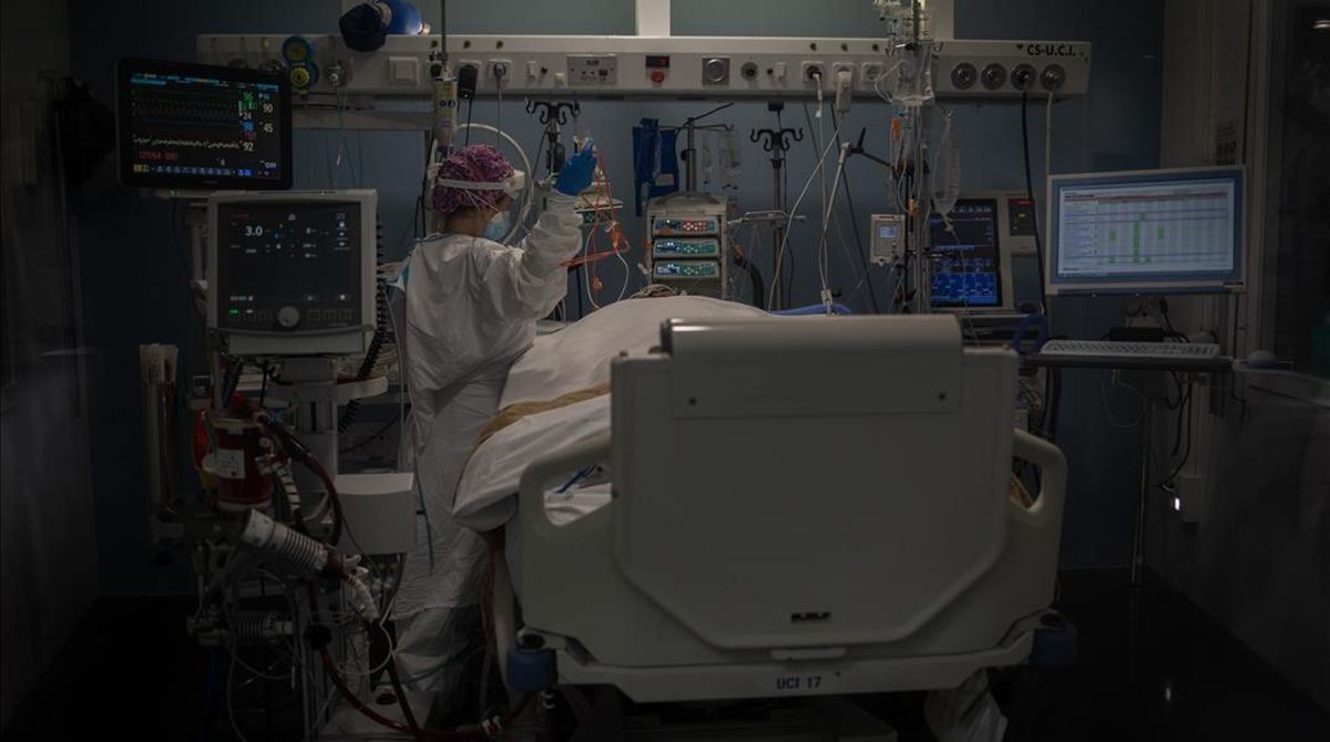Atención a pacientes con covid en la UCI del Hospital del Mar de Barcelona. Atención a pacientes con covid en la UCI del Hospital del Mar de Barcelona.