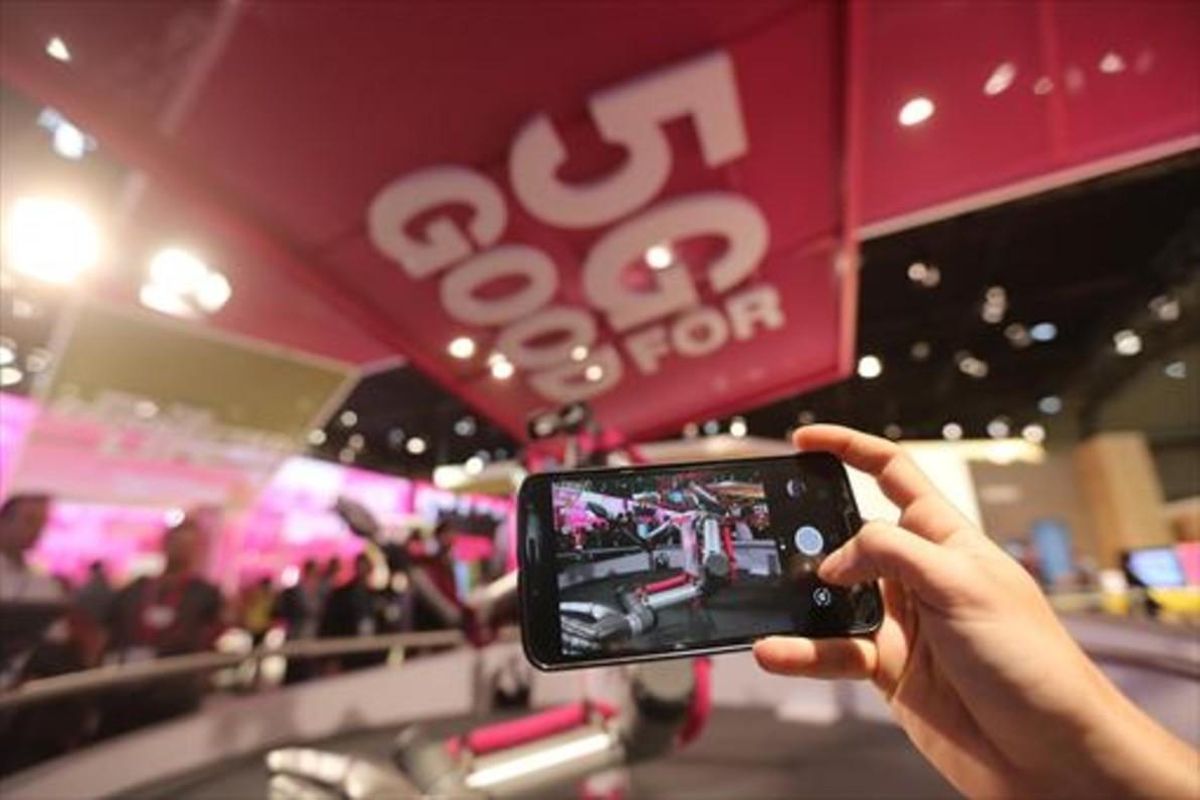 Demostración del uso de 5G en un estand del Mobile World Congress. Demostración del uso de 5G en un estand del Mobile World Congress.