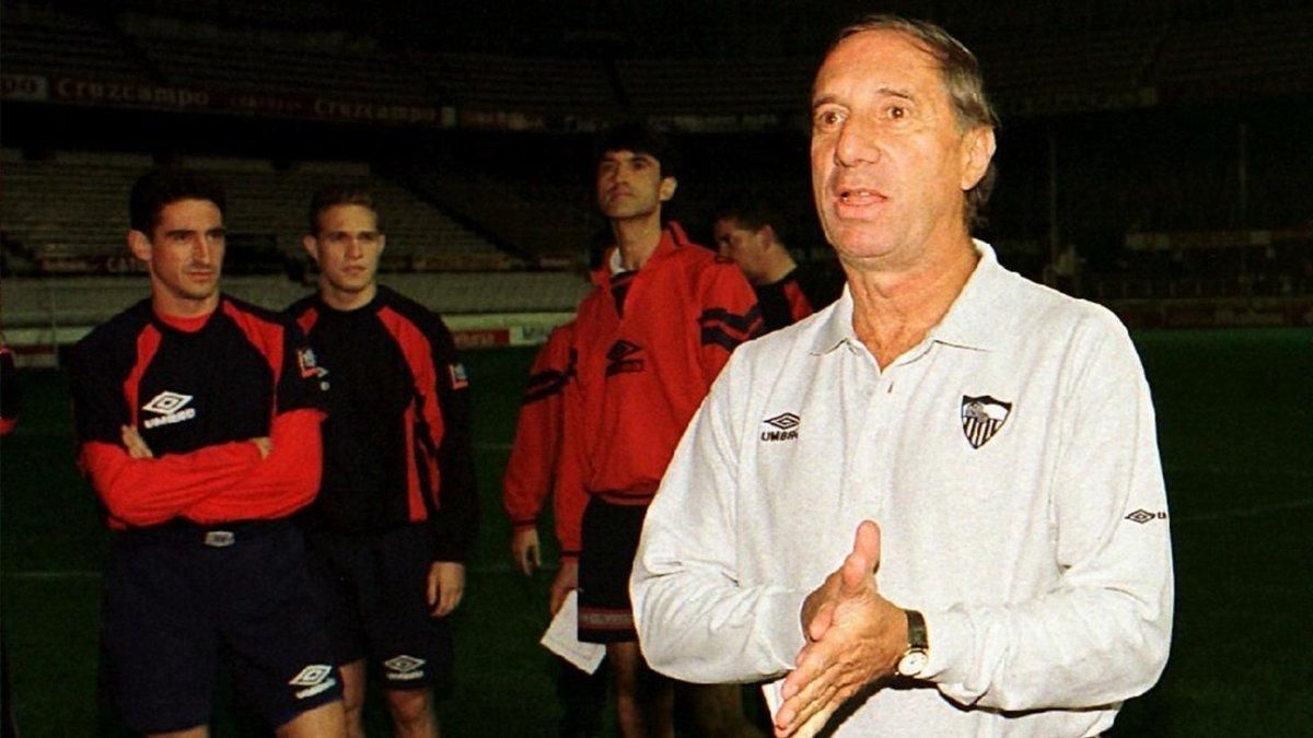 Carlos Bilardo, en su primer entrenamiento con el Sevilla, en 1997. Carlos Bilardo, en su primer entrenamiento con el Sevilla, en 1997.