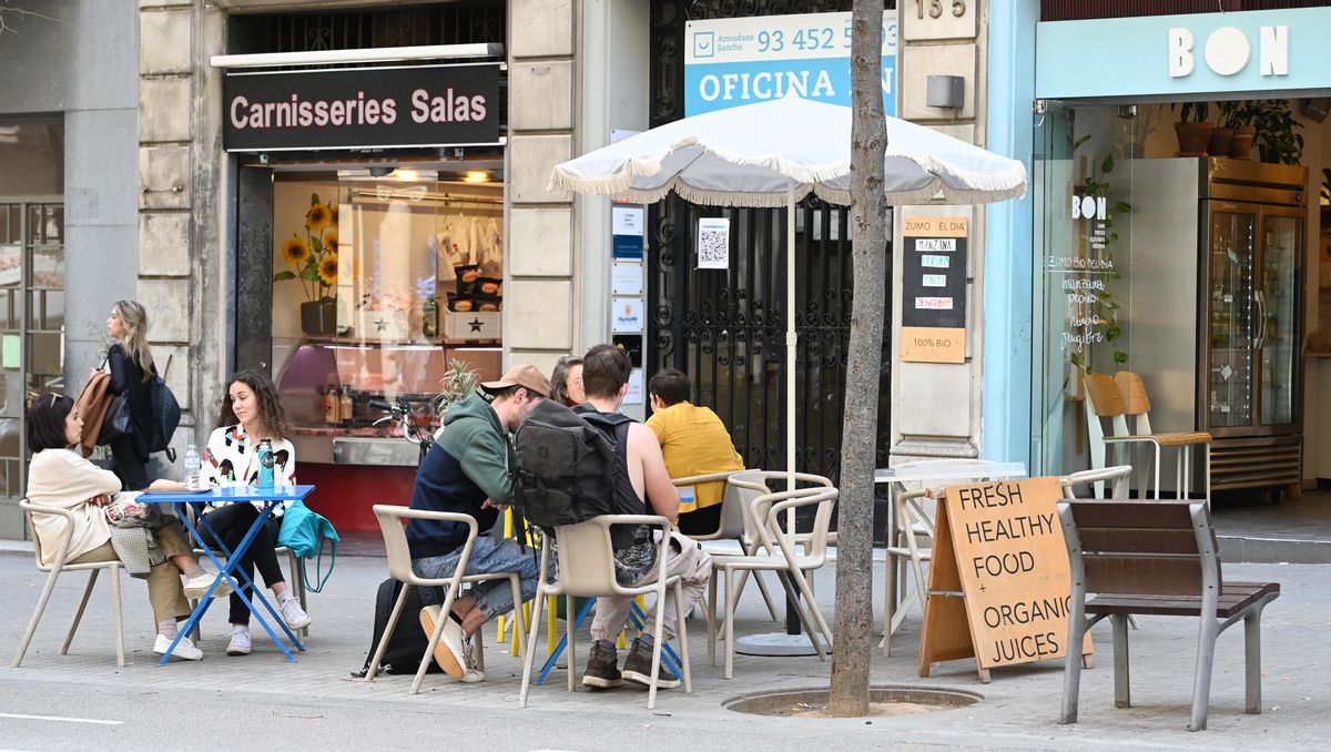Terrazas en la acera de Enric Granados que ofrecen ’fresh healthy food’ y ’organic juices’ Terrazas en la acera de Enric Granados que ofrecen ’fresh healthy food’ y ’organic juices’