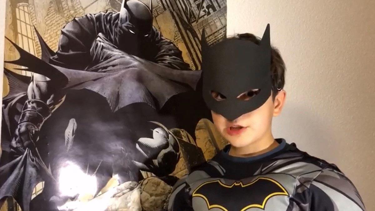 Un niño vestido de Batman envía un vídeo a 'En tu salón'