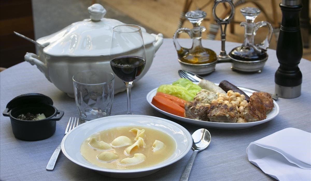 La ’escudella’ completa de Windsor: la sopera, los ’galets’ y las carnes con las hortalizas y la legumbre.