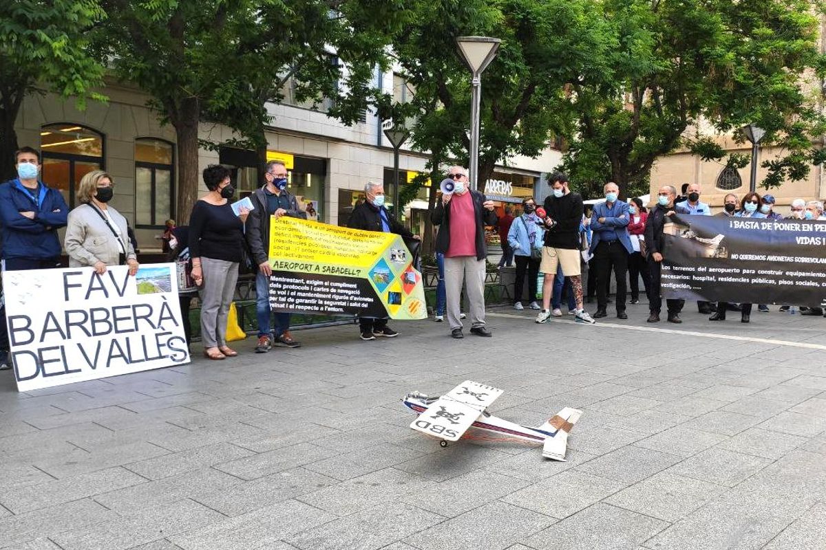 Vecinos de Sabadell y alrededores reclaman restringir los usos del aeropuerto de la ciudad ante el Ayuntamiento Vecinos de Sabadell y alrededores reclaman restringir los usos del aeropuerto de la ciudad ante el Ayuntamiento