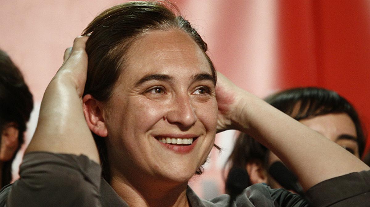 La ganadora de las elecciones locales en Barcelona, Ada Colau, celebrando con sus simpatizantes.