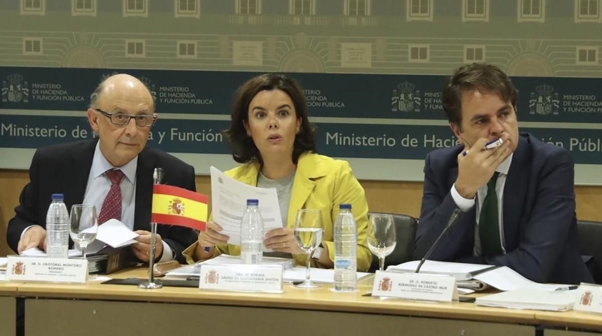El secretario de Estado para las Administraciones Territoriales, Roberto Bermúdez de Castro, junto con la vicepresidenta Soraya Sáenz de Santamaría y el ministro Cristóbal Montoro, en el último CPFF. El secretario de Estado para las Administraciones Territoriales, Roberto Bermúdez de Castro, junto con la vicepresidenta Soraya Sáenz de Santamaría y el ministro Cristóbal Montoro, en el último CPFF.