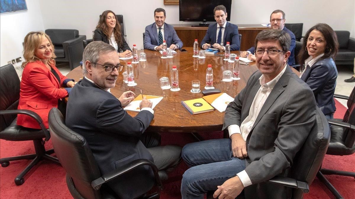 Los equipos negociadores de PP y Cs en Andalucía, el pasado 17 de diciembre, en Sevilla. Los equipos negociadores de PP y Cs en Andalucía, el pasado 17 de diciembre, en Sevilla.