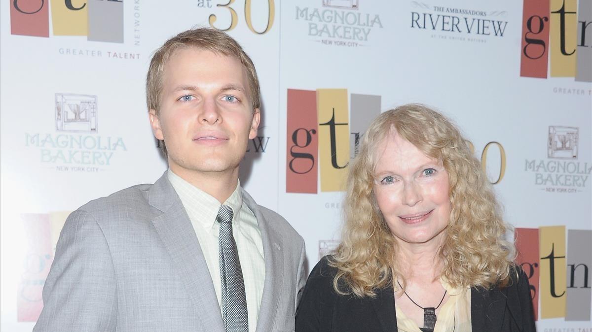 Ronan Farrow con su madre, Mia Farrow, en una ceremonia en Nueva York, en el 2012. 