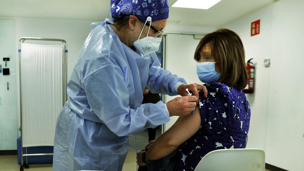 Una mujer recibe una dosis de AstraZeneca en el Complejo Hospitalario Universitario de Ourense, este jueves.