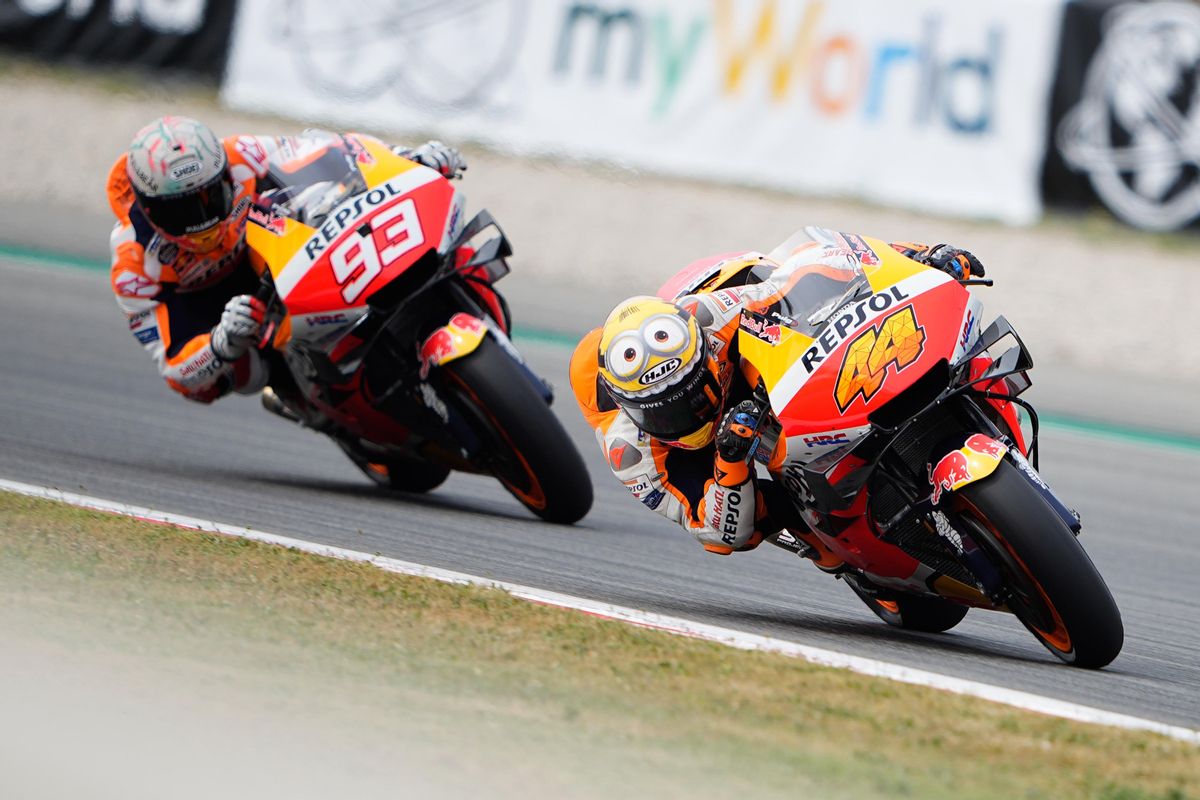Pol Espargaró y Marc Márquez, pilotos de Repsol Honda, rodaron ayer un rato juntos en Montmeló. Pol Espargaró y Marc Márquez, pilotos de Repsol Honda, rodaron ayer un rato juntos en Montmeló.