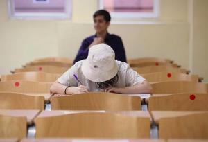 Dos estudiantes, en una prueba universitaria