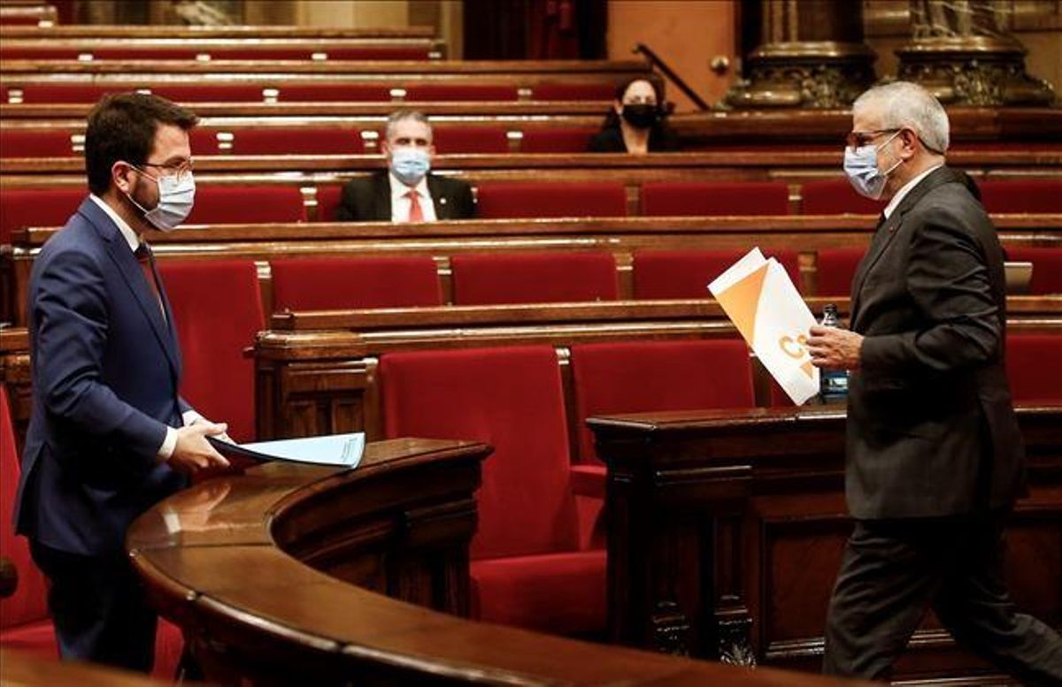 El líder de Cs, Carlos Carrizosa, se dirige a su escaño en presencia del vicepresidente del Govern, Pere Aragonès, en un pleno del Parlament celebrado en diciembre. El líder de Cs, Carlos Carrizosa, se dirige a su escaño en presencia del vicepresidente del Govern, Pere Aragonès, en un pleno del Parlament celebrado en diciembre.