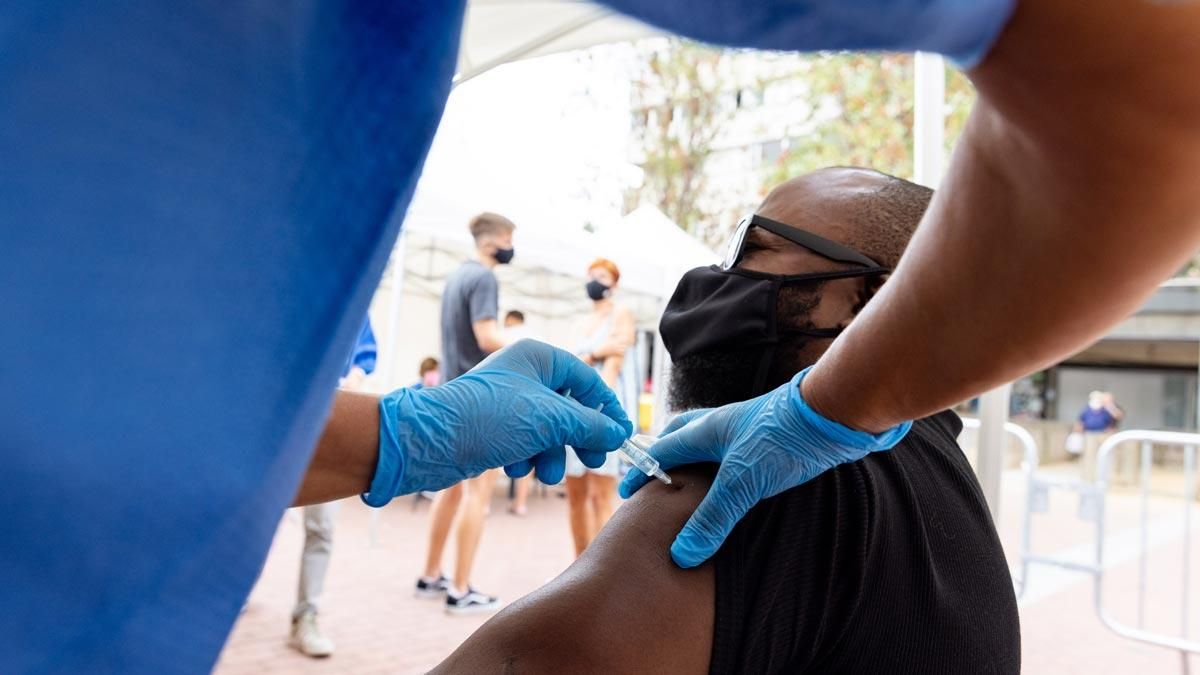 Un hombre se vacuna contra el covid en un punto de vacunación móvil en Ciutat Meridiana. Un hombre se vacuna contra el covid en un punto de vacunación móvil en Ciutat Meridiana.