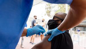Un hombre se vacuna contra el covid en un punto de vacunación móvil en Ciutat Meridiana.