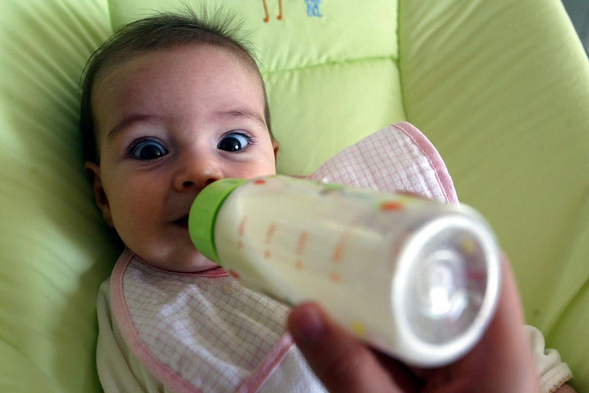 Un bebé tomando el biberón.