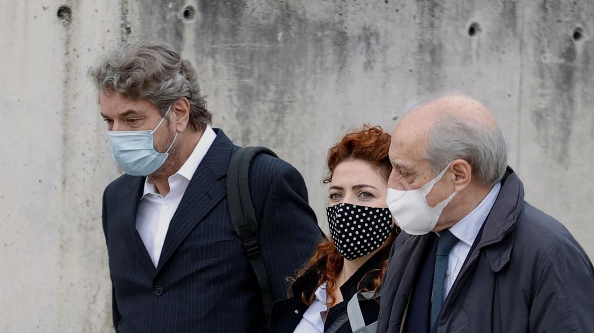 SAN FERNANDO DE HENARES 08 03 2021 - El exgerente del PP Cristobal Paez (i) a su llegada a la Audiencia Nacional hoy lunes que reanuda el juicio por el supuesto pago con dinero negro de la caja B del PP de la reforma de la sede de la formacion en la calle de Genova con las declaraciones de los acusados entre los que se encuentra el extesorero del partido Luis Barcena -EFE Chema Moya SAN FERNANDO DE HENARES 08 03 2021 - El exgerente del PP Cristobal Paez (i) a su llegada a la Audiencia Nacional hoy lunes que reanuda el juicio por el supuesto pago con dinero negro de la caja B del PP de la reforma de la sede de la formacion en la calle de Genova con las declaraciones de los acusados entre los que se encuentra el extesorero del partido Luis Barcena -EFE Chema Moya