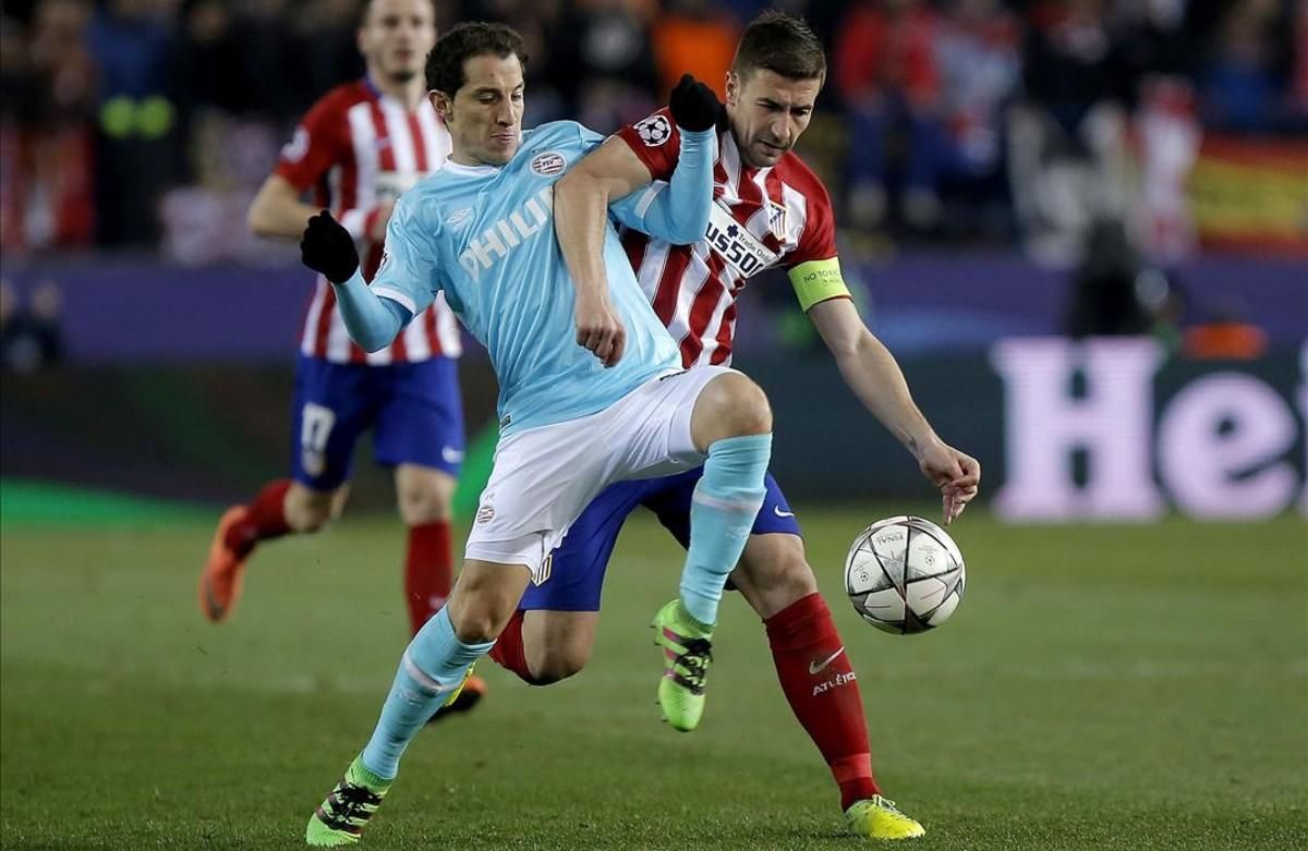 Gabi y el mexicano Guardado disputan el balón durante el partido entre el Atlético y el PSV. Gabi y el mexicano Guardado disputan el balón durante el partido entre el Atlético y el PSV.
