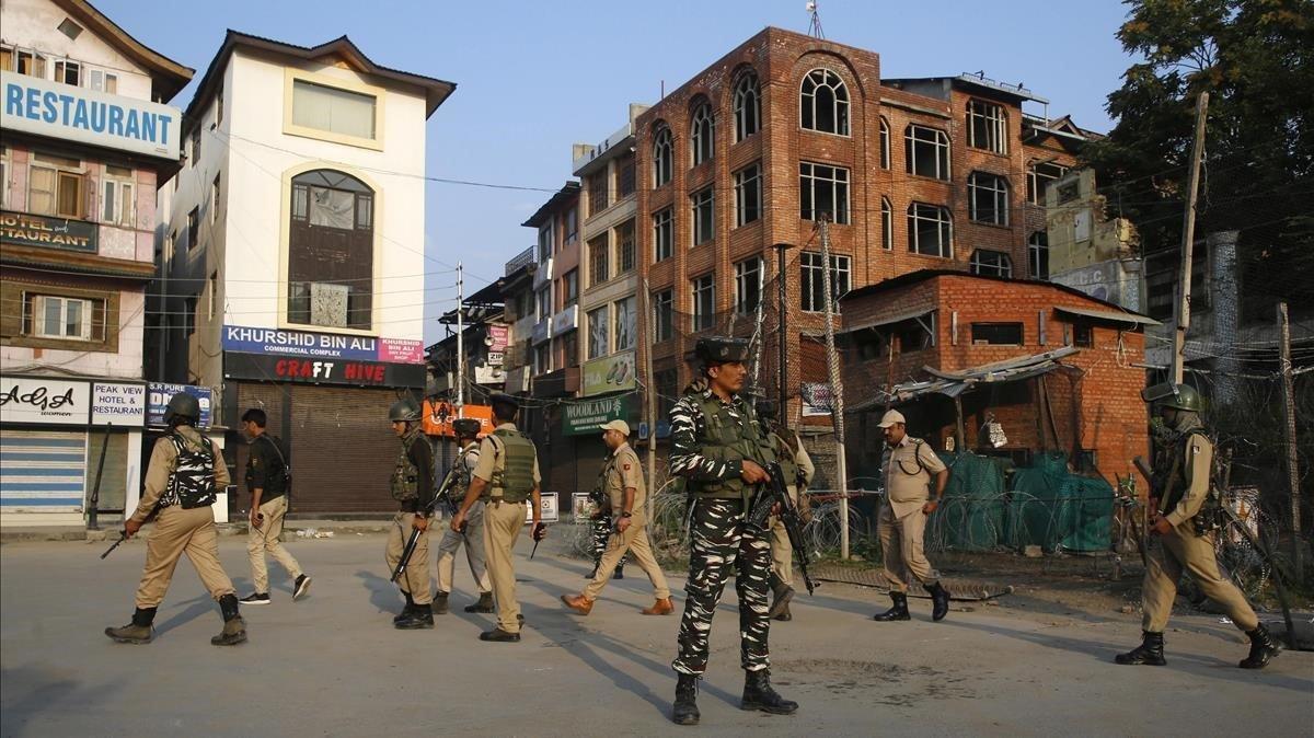 Policía india en Srinagar, capital de la Cachemira india.