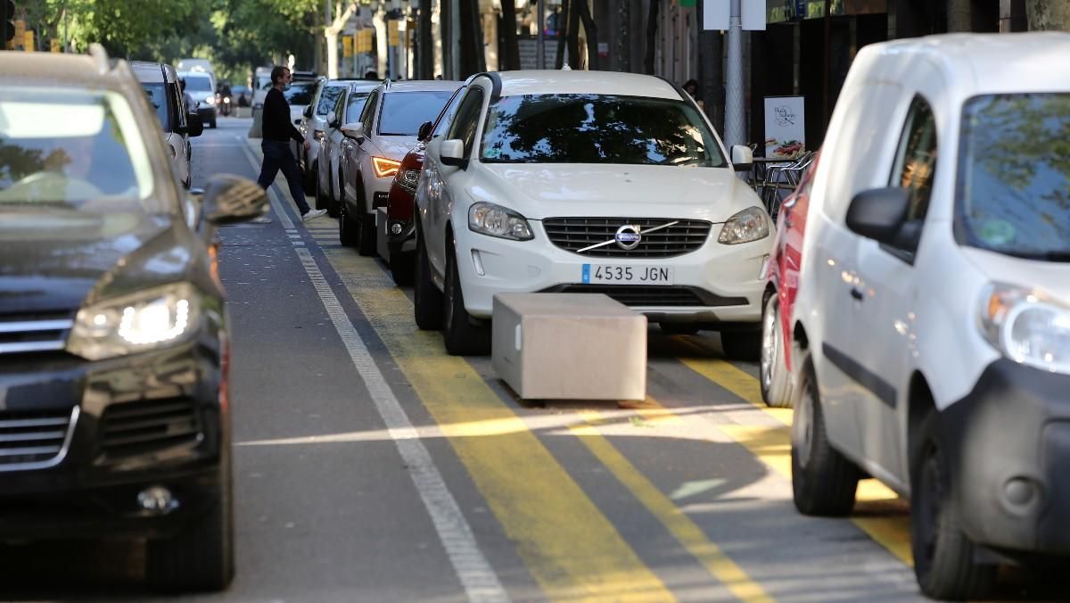 A primera hora de la mañana, el carril peatonal en la calle de Consell de Cent se convierte en improvisado punto de aparcamiento de los padres que acompañan a sus hijos a la escuela. A primera hora de la mañana, el carril peatonal en la calle de Consell de Cent se convierte en improvisado punto de aparcamiento de los padres que acompañan a sus hijos a la escuela.