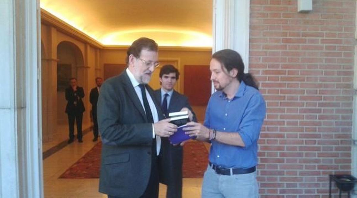 En el primer encuentro entre los dos líderes, el candidato a las presidenciales de Podemos le entrega un libro de Machado a Mariano Rajoy En el primer encuentro entre los dos líderes, el candidato a las presidenciales de Podemos le entrega un libro de Machado a Mariano Rajoy