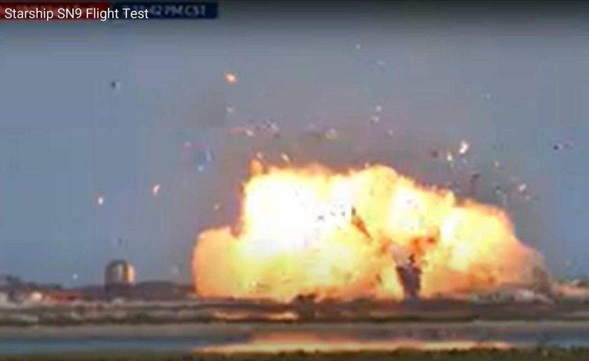 Un prototipo de una nave de SpaceX explota durante un aterrizaje de prueba.