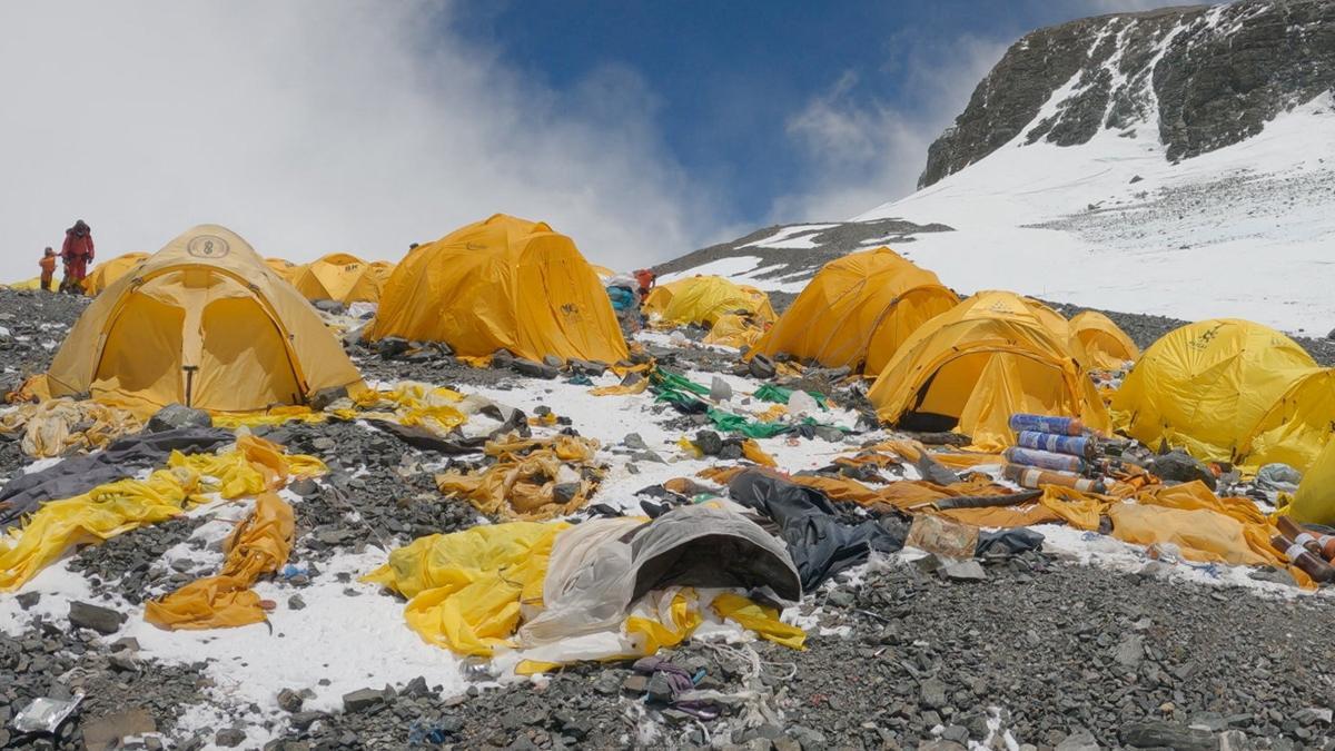 El Everest se llena de basura. En las imágenes, desperdicios y restos de expediciones acumulados en el campo cuatro del monte Everest.