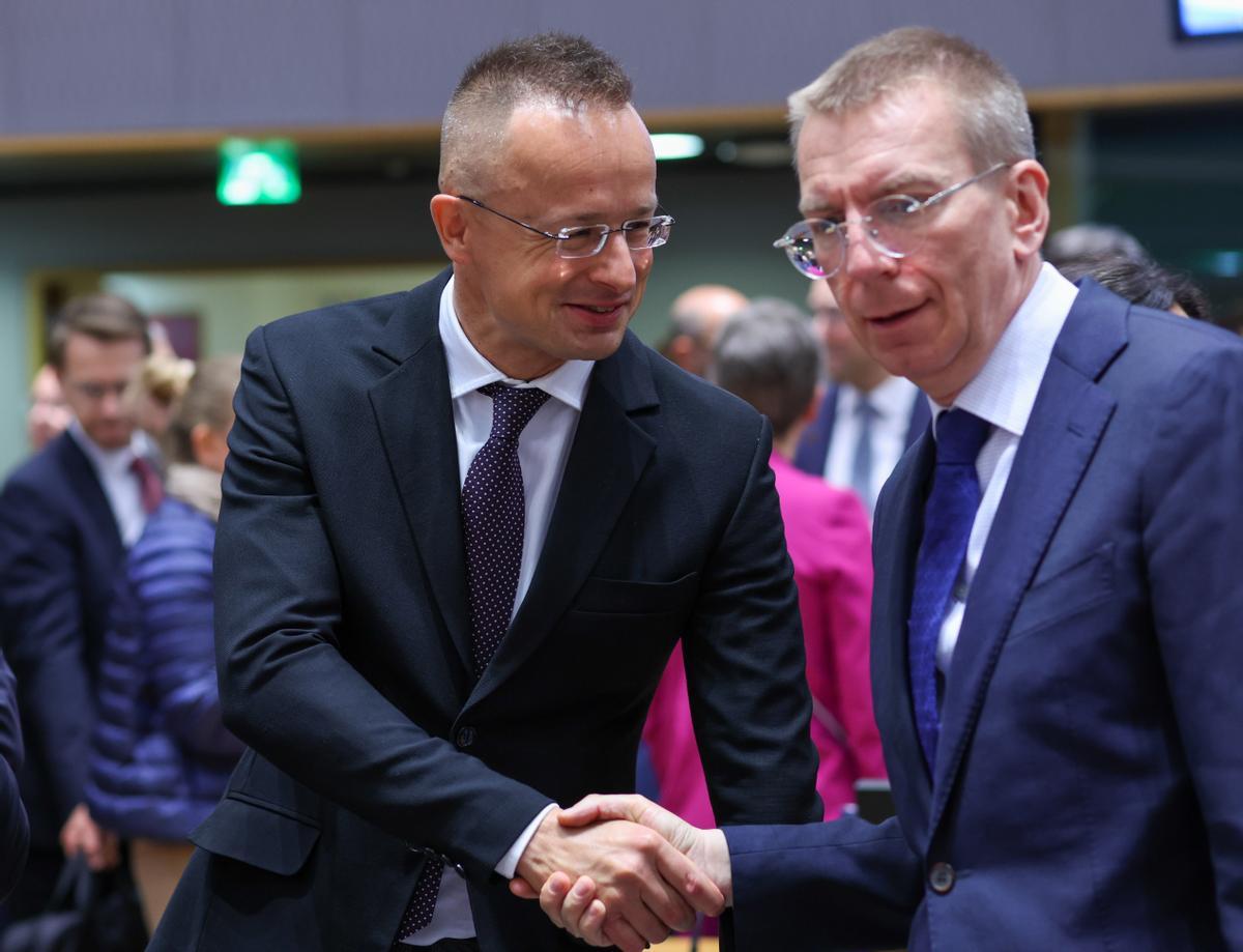 Los ministros de Exteriores de Hungría, Peter Szijjarto, y Letonia, Edgars Rinkevics, durante la reunión de este lunes en Bruselas.