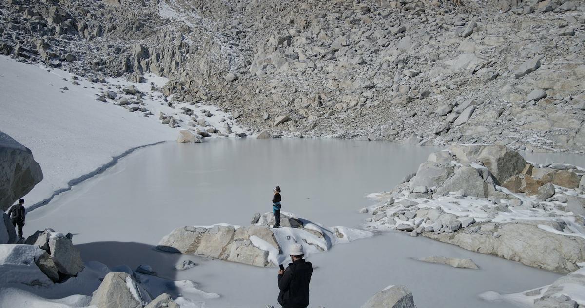 Una investigadora estudia uno de los últimos glaciares del Pirineo. 