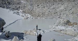 Una investigadora estudia uno de los últimos glaciares del Pirineo. 
