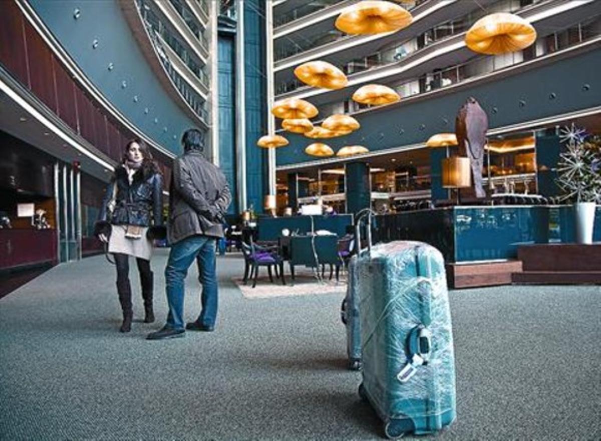 Desierta 8Turistas en la recepción vacía del Hotel Juan Carlos I de Barcelona, ayer. Desierta 8Turistas en la recepción vacía del Hotel Juan Carlos I de Barcelona, ayer.