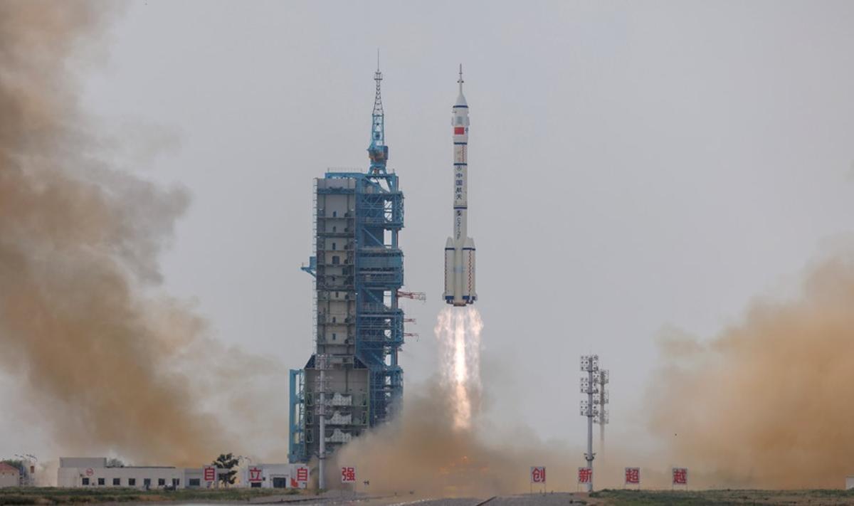 El cohete chino Shenzhou-16, con tres pasajeros a bordo, en el momento del lanzamiento.