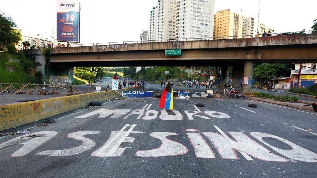 Pintada de Maduro Asesino en una calle de Caracas. Pintada de Maduro Asesino en una calle de Caracas.