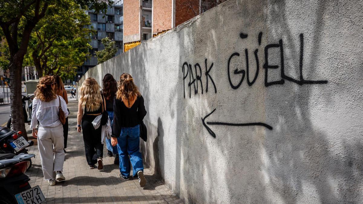 Quan el parc Güell «és» al Tibidabo: falses indicacions per confondre els turistes a Barcelona