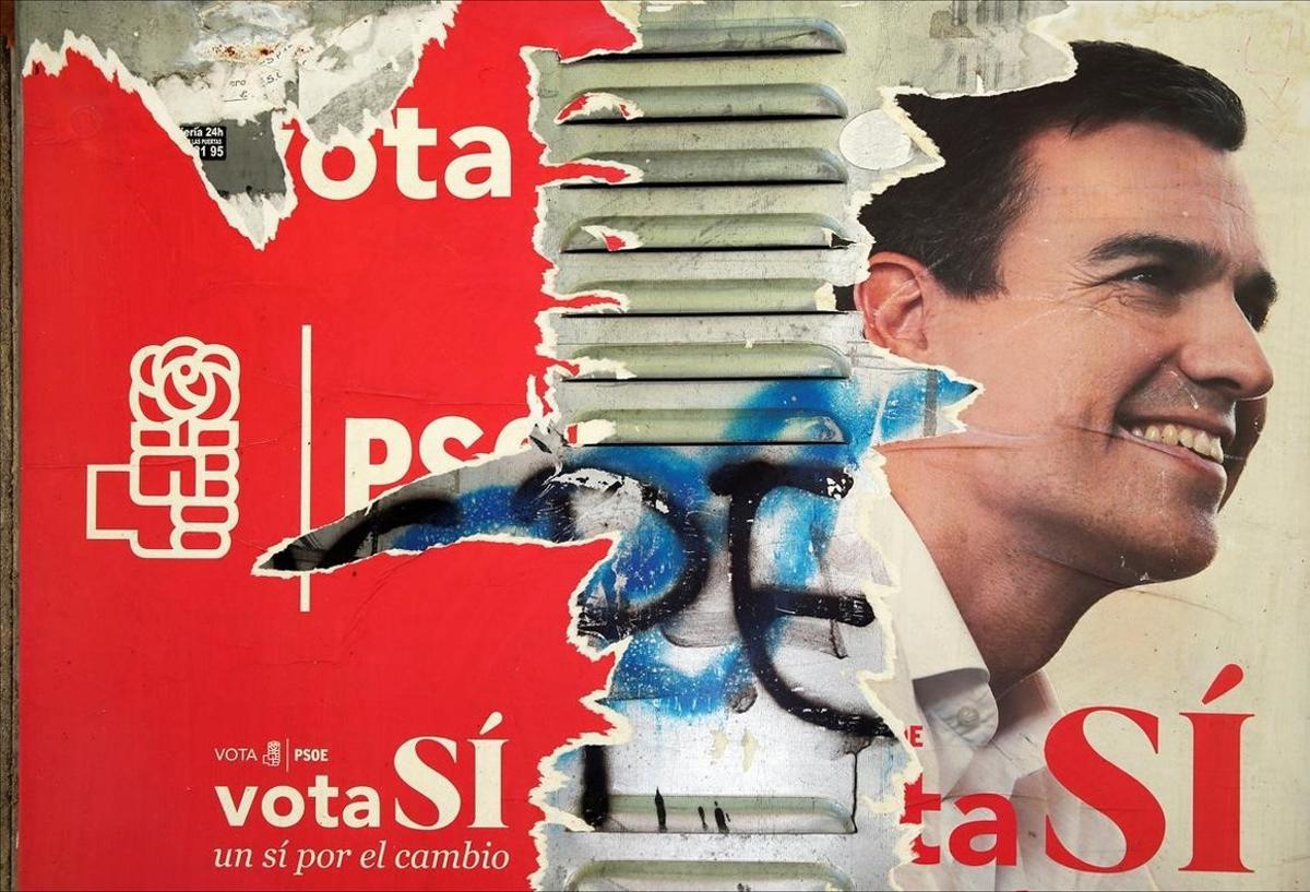 Uno de los carteles que los socialistas utilizaron en campaña electoral, ahora deteriorado, con la imagen de Pedro Sánchez. Uno de los carteles que los socialistas utilizaron en campaña electoral, ahora deteriorado, con la imagen de Pedro Sánchez.